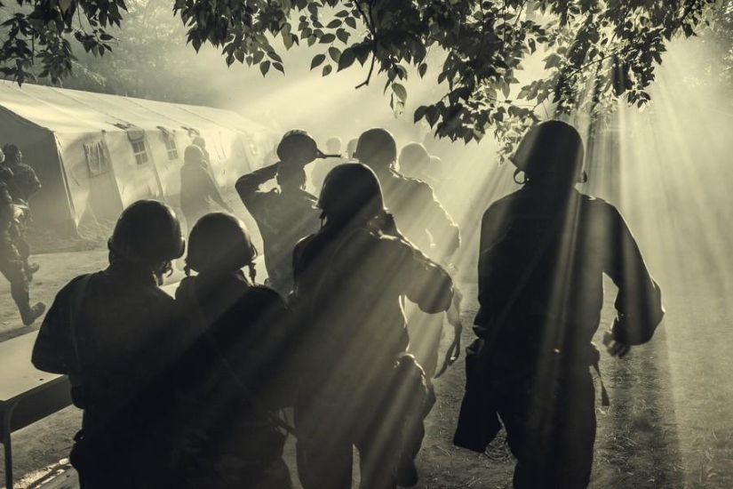 Jóvenes patriotas húngaros en un campamento militar Jóvenes patriotas húngaros en un campamento militar