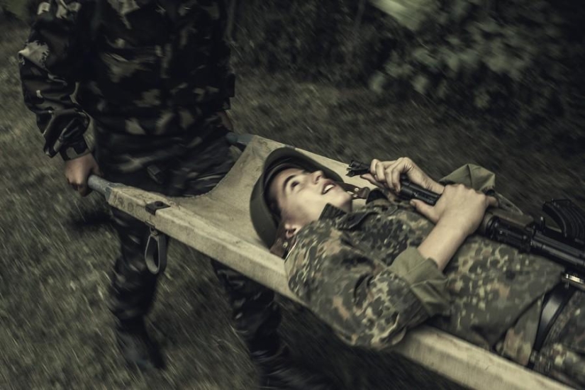 Jóvenes patriotas húngaros en un campamento militar Jóvenes patriotas húngaros en un campamento militar