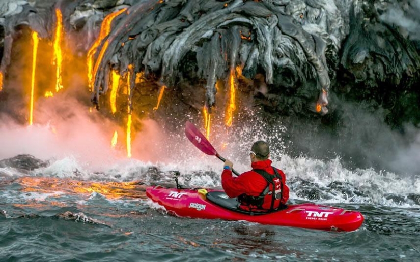 Kayak junto a la lava
