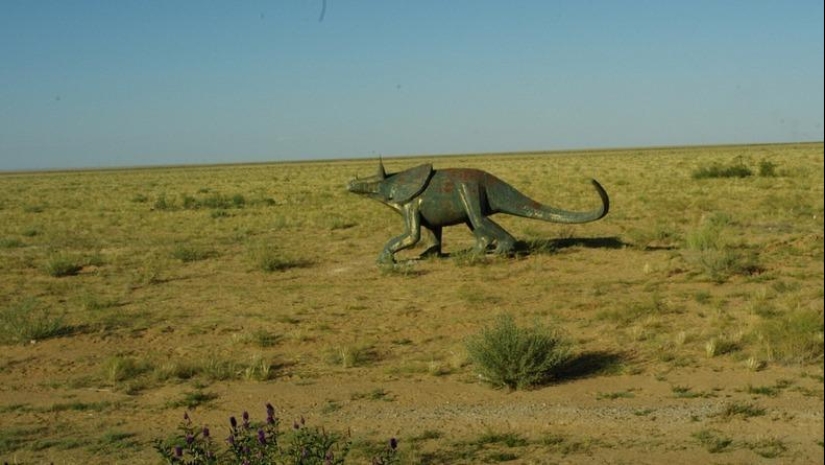 Kissing dinosaurs of Eren Hot in China