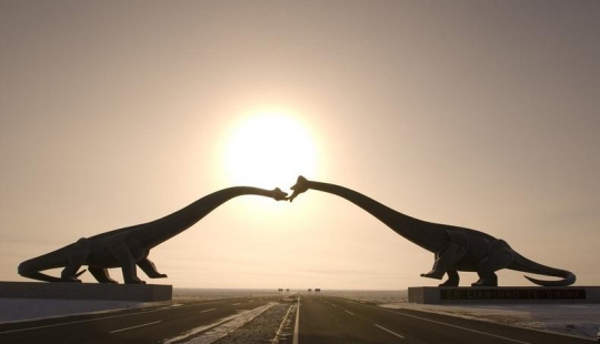 Kissing dinosaurs of Eren Hot in China