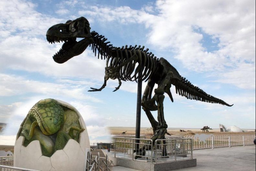 Kissing dinosaurs of Eren Hot in China