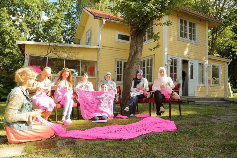 Knitted pink house in Finland is the work of skillful hands of a Polish designer Knitted pink house in Finland is the work of skillful hands of a Polish designer