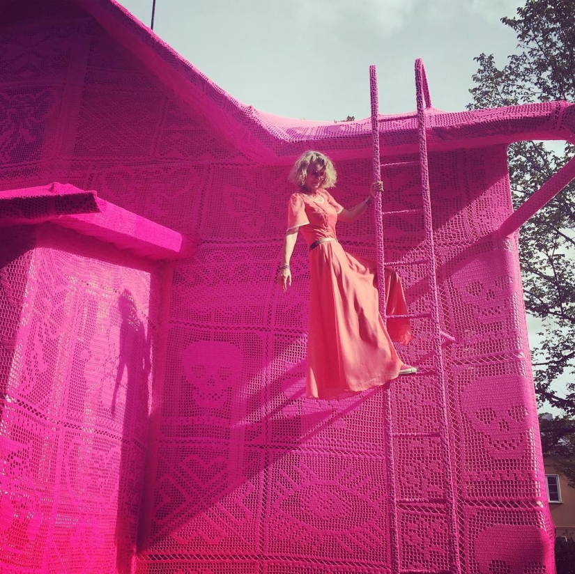 Knitted pink house in Finland is the work of skillful hands of a Polish designer Knitted pink house in Finland is the work of skillful hands of a Polish designer