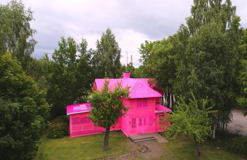 Knitted pink house in Finland is the work of skillful hands of a Polish designer Knitted pink house in Finland is the work of skillful hands of a Polish designer