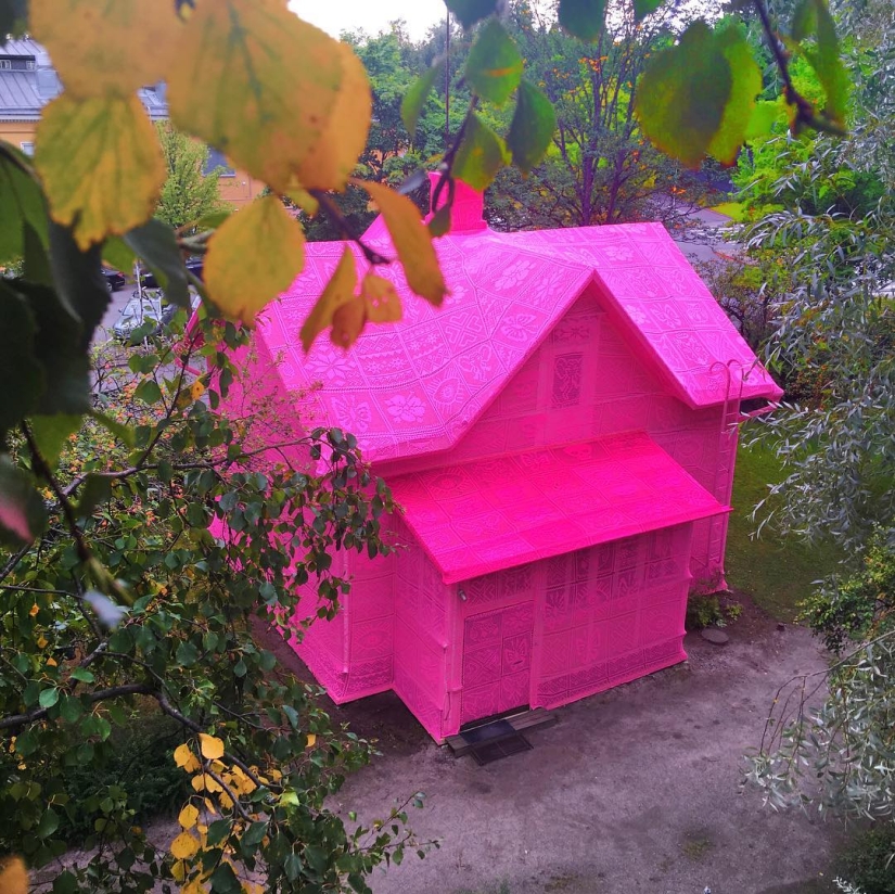 Knitted pink house in Finland is the work of skillful hands of a Polish designer Knitted pink house in Finland is the work of skillful hands of a Polish designer