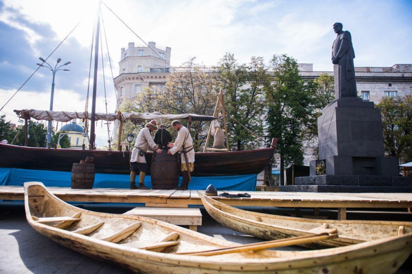 Know our people! Cool historical reconstruction in the center of Moscow