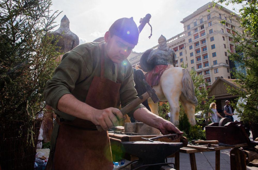 Know our people! Cool historical reconstruction in the center of Moscow