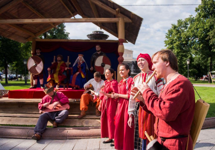 Know our people! Cool historical reconstruction in the center of Moscow