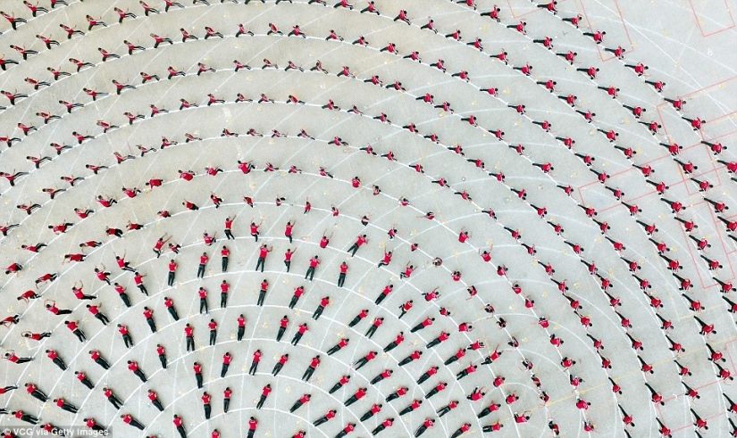 Kung Fu choir: 30 thousand students from all over the world showed a class in the Shaolin monastery