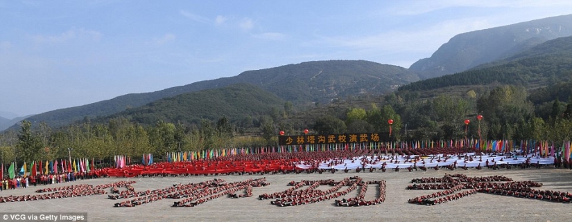 Kung Fu choir: 30 thousand students from all over the world showed a class in the Shaolin monastery