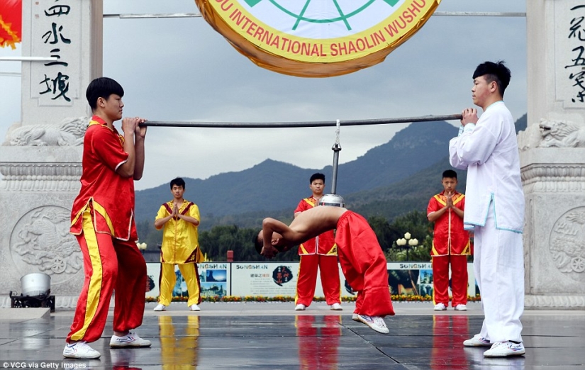 Kung Fu choir: 30 thousand students from all over the world showed a class in the Shaolin monastery