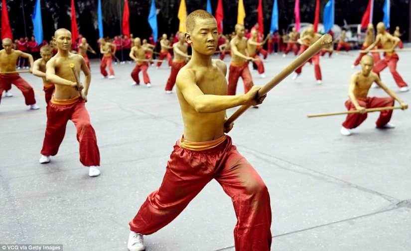 Kung Fu choir: 30 thousand students from all over the world showed a class in the Shaolin monastery
