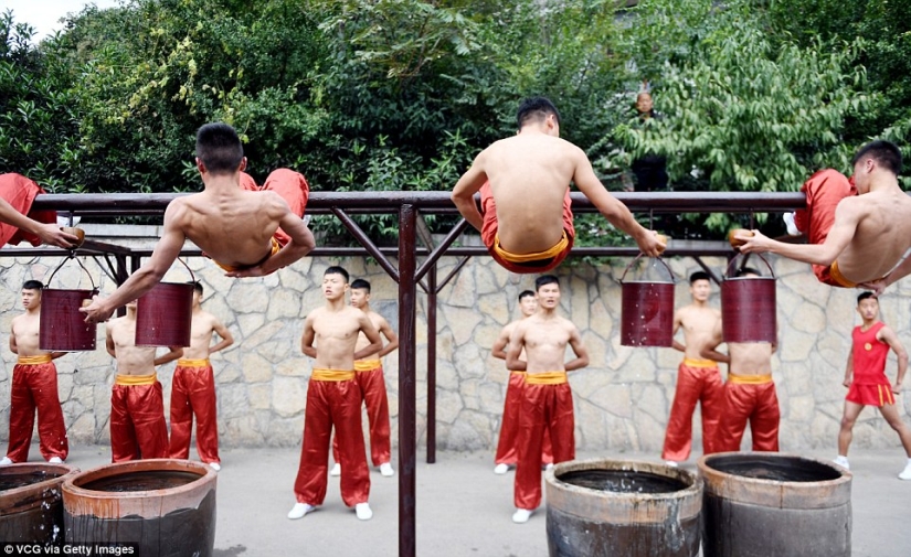 Kung Fu choir: 30 thousand students from all over the world showed a class in the Shaolin monastery