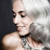 ¡La abuela de 59 años es una modelo súper hermosa y exitosa!