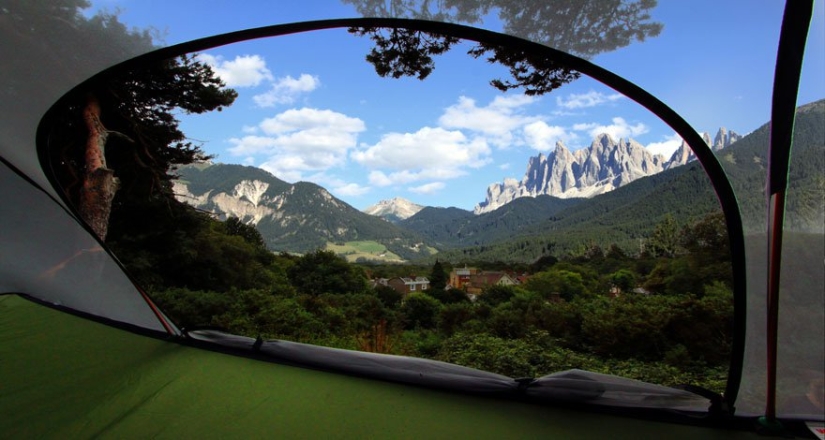 La carpa del diseñador británico te permite pasar la noche en un árbol
