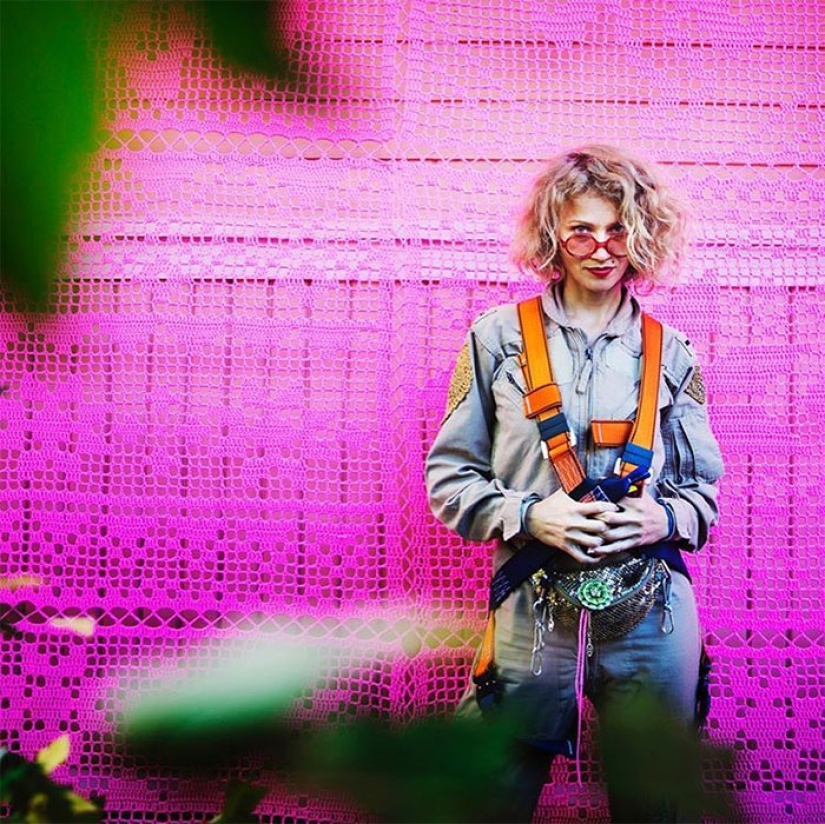 La casa rosada tejida en Finlandia es obra de hábiles manos de un diseñador polaco