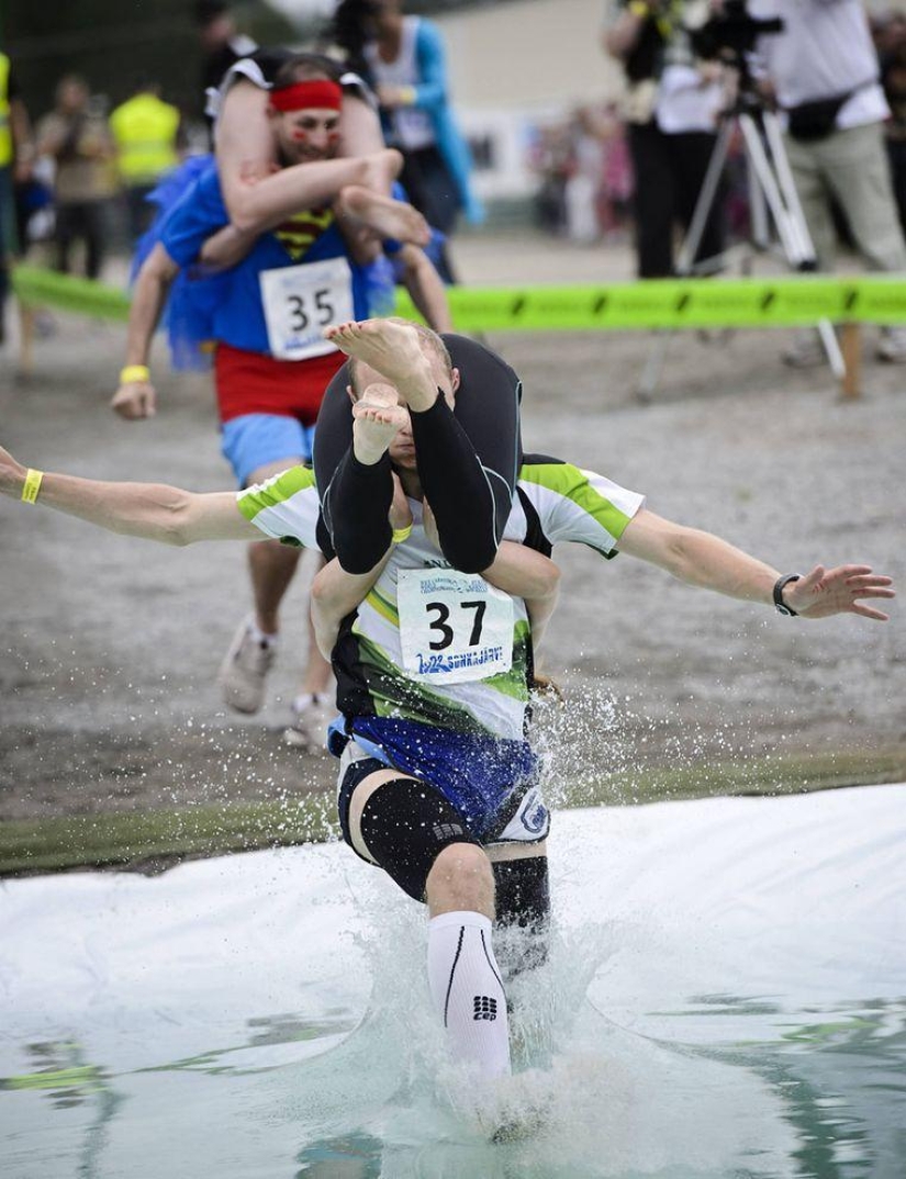 La competencia más extraña del verano: campeonato de transferencia de esposas La competencia más extraña del verano: campeonato de transferencia de esposas