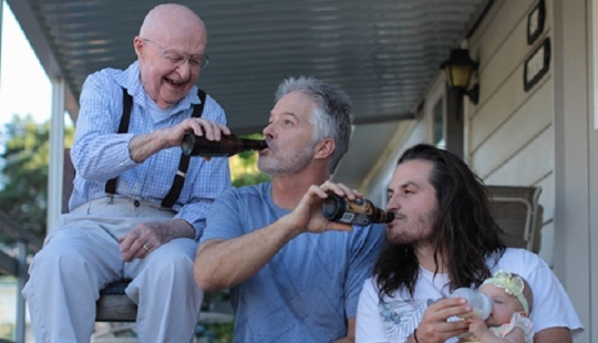 La conexión de los tiempos: familias en las que los nietos tienen hijos La conexión de los tiempos: familias en las que los nietos tienen hijos