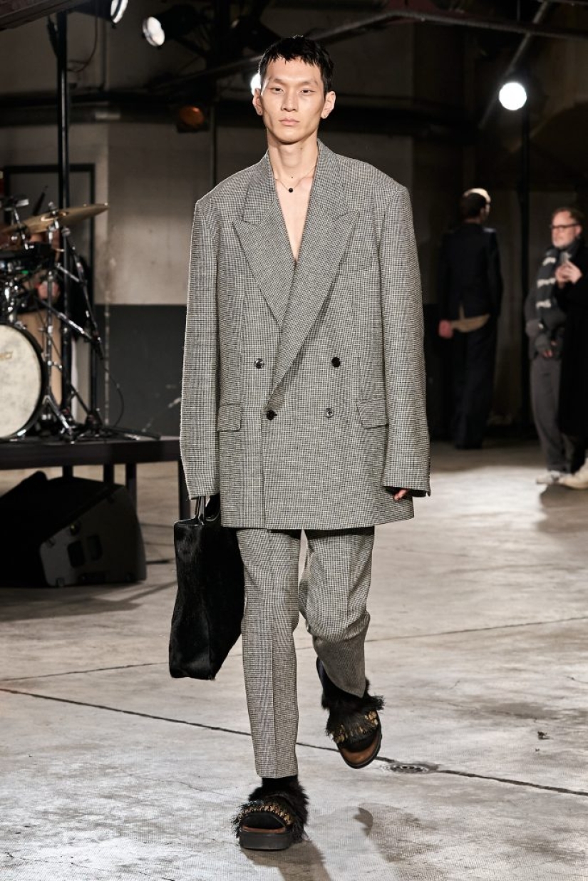 La estrella de "Game of Thrones" Kit Harington demuestra que una chaqueta sobre un cuerpo desnudo es una opción de ganar-ganar para la apariencia de un hombre. Bueno, de moda La estrella de "Game of Thrones" Kit Harington demuestra que una chaqueta sobre un cuerpo desnudo es una opción de ganar-ganar para la apariencia de un hombre. Bueno, de moda