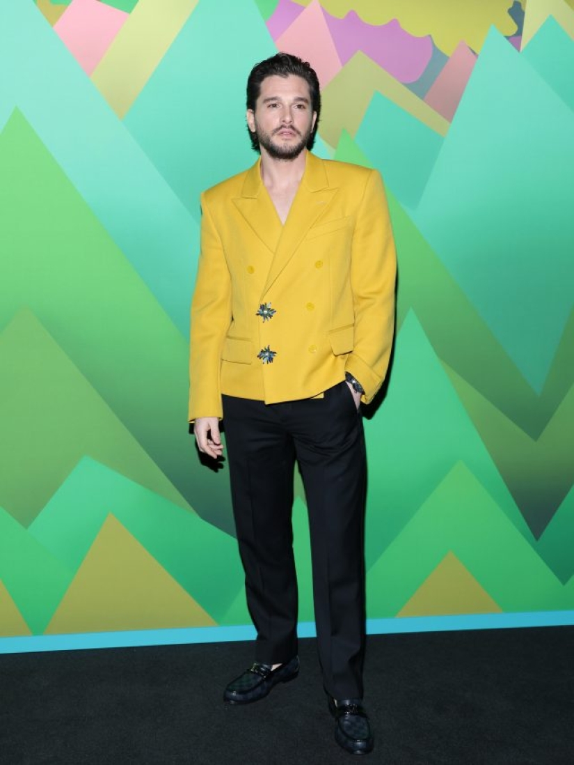 La estrella de "Game of Thrones" Kit Harington demuestra que una chaqueta sobre un cuerpo desnudo es una opción de ganar-ganar para la apariencia de un hombre. Bueno, de moda La estrella de "Game of Thrones" Kit Harington demuestra que una chaqueta sobre un cuerpo desnudo es una opción de ganar-ganar para la apariencia de un hombre. Bueno, de moda