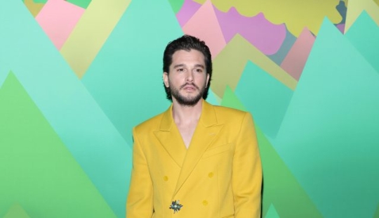 La estrella de "Game of Thrones" Kit Harington demuestra que una chaqueta sobre un cuerpo desnudo es una opción de ganar-ganar para la apariencia de un hombre. Bueno, de moda
