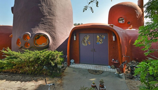 La Extraña Casa de los Picapiedra en California que Nadie Quiere Comprar