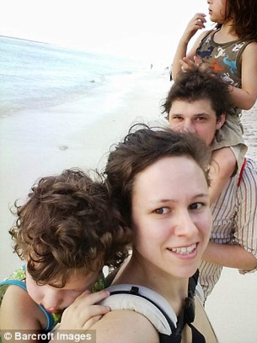 La familia británica decidió no enviar a sus hijos a la escuela, sino viajar por el mundo con ellos