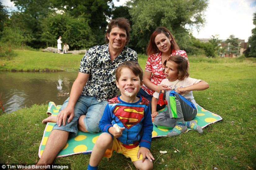 La familia británica decidió no enviar a sus hijos a la escuela, sino viajar por el mundo con ellos