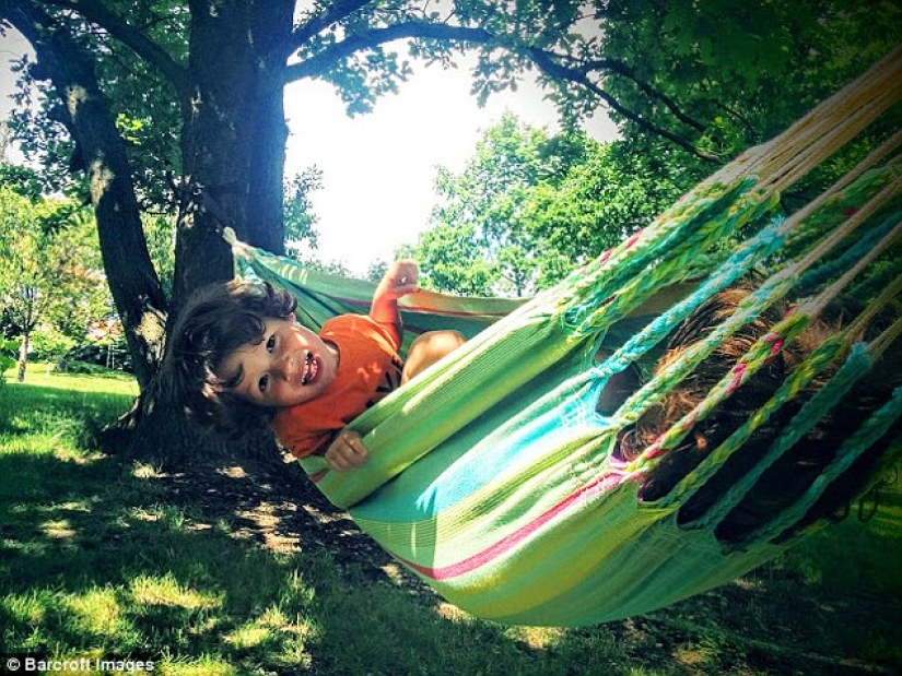 La familia británica decidió no enviar a sus hijos a la escuela, sino viajar por el mundo con ellos