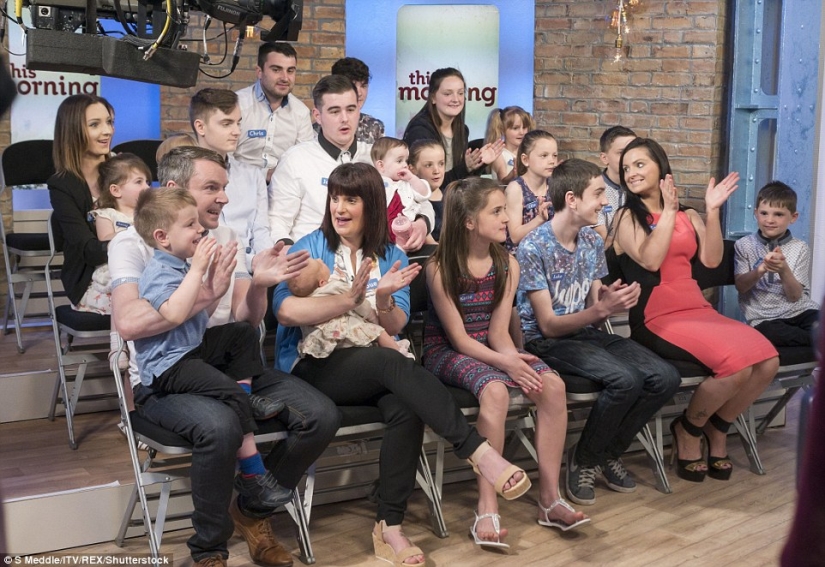 La familia más grande de Gran Bretaña celebra el nacimiento de su hijo número 19 La familia más grande de Gran Bretaña celebra el nacimiento de su hijo número 19