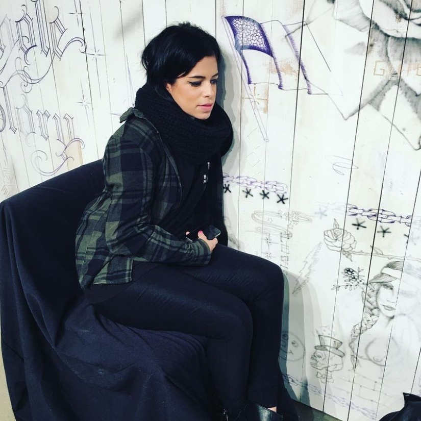 ¡La gente mete la mano en el agujero y el tatuador mete lo que quiere! ¡La gente mete la mano en el agujero y el tatuador mete lo que quiere!