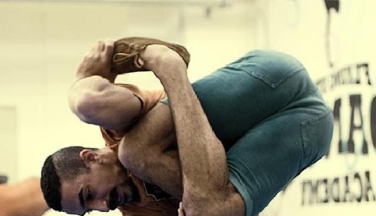 La increíble bailarina apodada piernas de goma