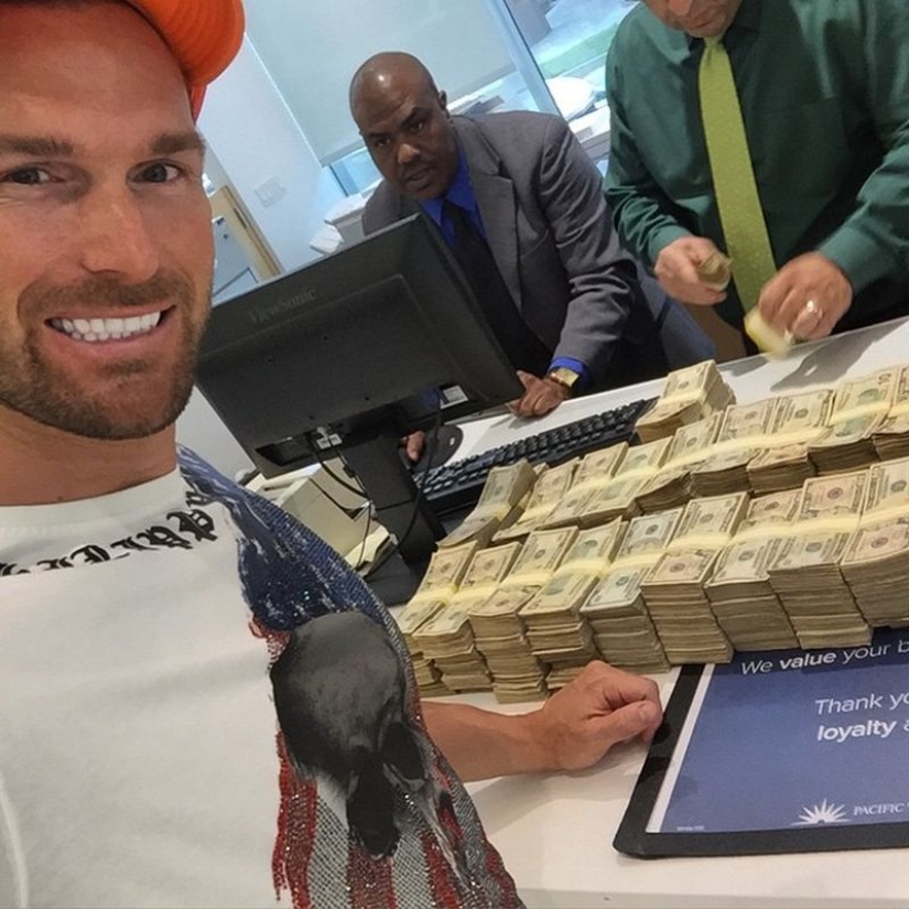 La lujosa vida de este hombre casado solo puede ser envidiada La lujosa vida de este hombre casado solo puede ser envidiada