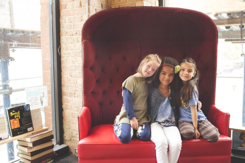 La madre de una niña con síndrome de Down organizó una sesión de fotos para niños con discapacidad para el nuevo curso escolar