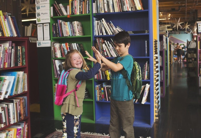La madre de una niña con síndrome de Down organizó una sesión de fotos para niños con discapacidad para el nuevo curso escolar