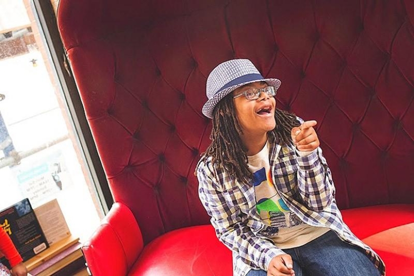 La madre de una niña con síndrome de Down organizó una sesión de fotos para niños con discapacidad para el nuevo curso escolar