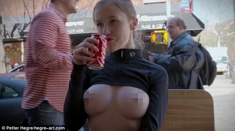 La modelo caminó por las calles de Nueva York en topless en apoyo al movimiento "Freedom to nipples" La modelo caminó por las calles de Nueva York en topless en apoyo al movimiento "Freedom to nipples"