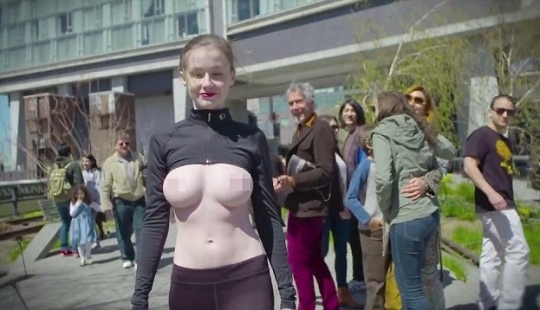 La modelo caminó por las calles de Nueva York en topless en apoyo al movimiento "Freedom to nipples"