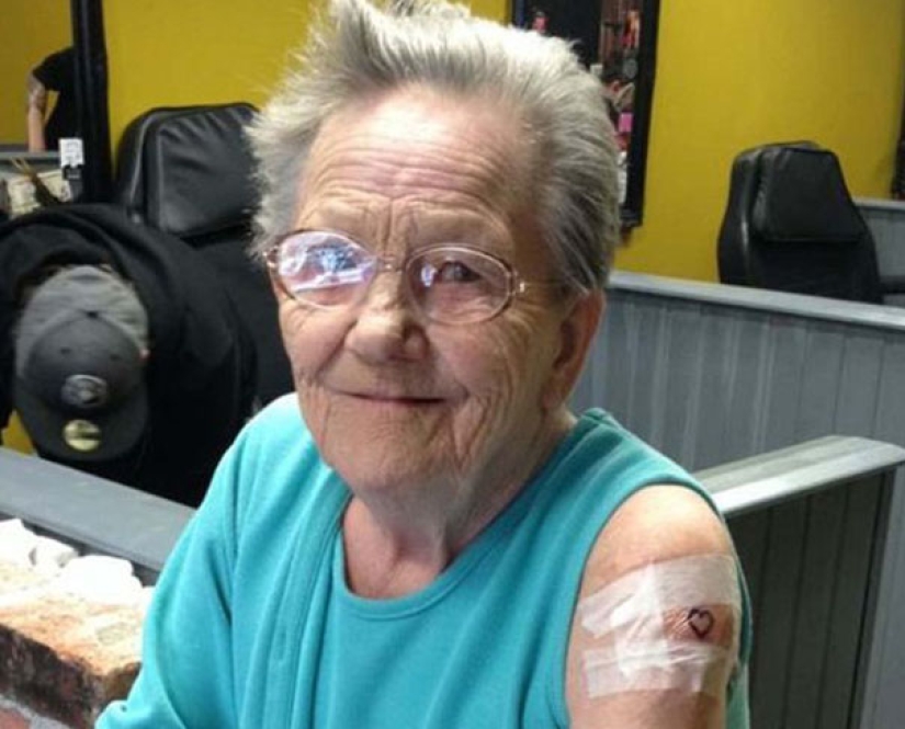 La mujer desaparecida de 79 años fue encontrada en el salón de tatuajes, ¡donde se hizo el primer tatuaje de su vida! La mujer desaparecida de 79 años fue encontrada en el salón de tatuajes, ¡donde se hizo el primer tatuaje de su vida!