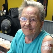 La mujer desaparecida de 79 años fue encontrada en el salón de tatuajes, ¡donde se hizo el primer tatuaje de su vida!