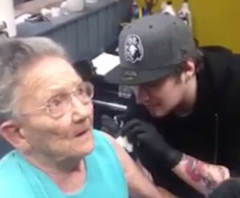 La mujer desaparecida de 79 años fue encontrada en el salón de tatuajes, ¡donde se hizo el primer tatuaje de su vida! La mujer desaparecida de 79 años fue encontrada en el salón de tatuajes, ¡donde se hizo el primer tatuaje de su vida!