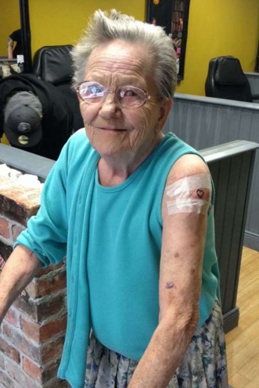 La mujer desaparecida de 79 años fue encontrada en el salón de tatuajes, ¡donde se hizo el primer tatuaje de su vida! La mujer desaparecida de 79 años fue encontrada en el salón de tatuajes, ¡donde se hizo el primer tatuaje de su vida!