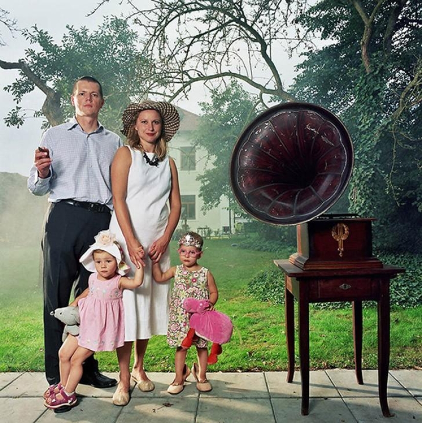 La niña es fotografiada con hombres desconocidos bajo la apariencia de su esposa.