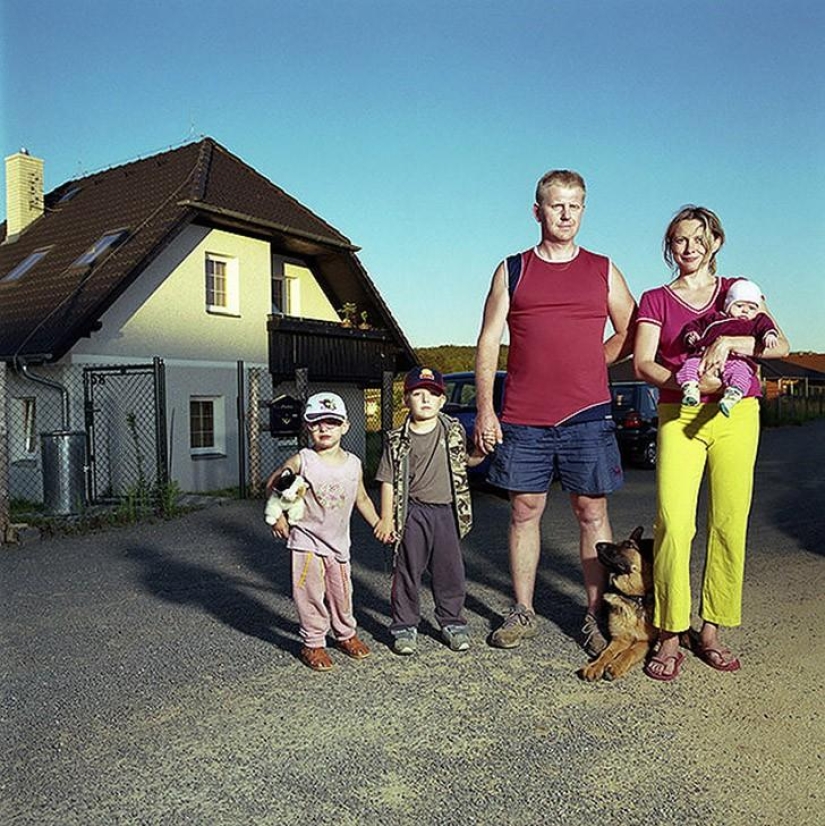 La niña es fotografiada con hombres desconocidos bajo la apariencia de su esposa.