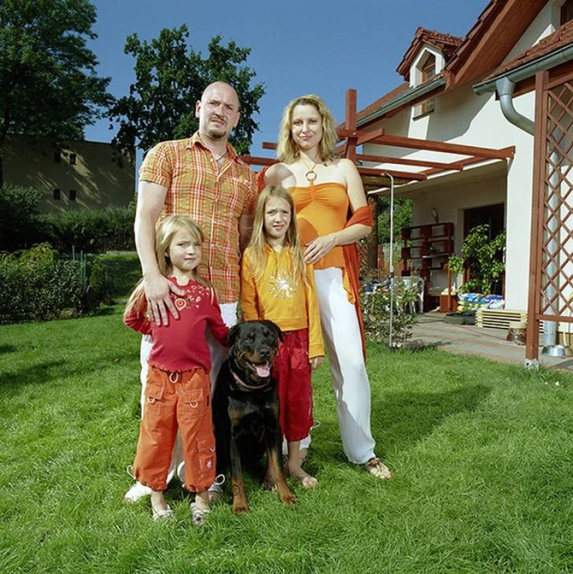 La niña es fotografiada con hombres desconocidos bajo la apariencia de su esposa.