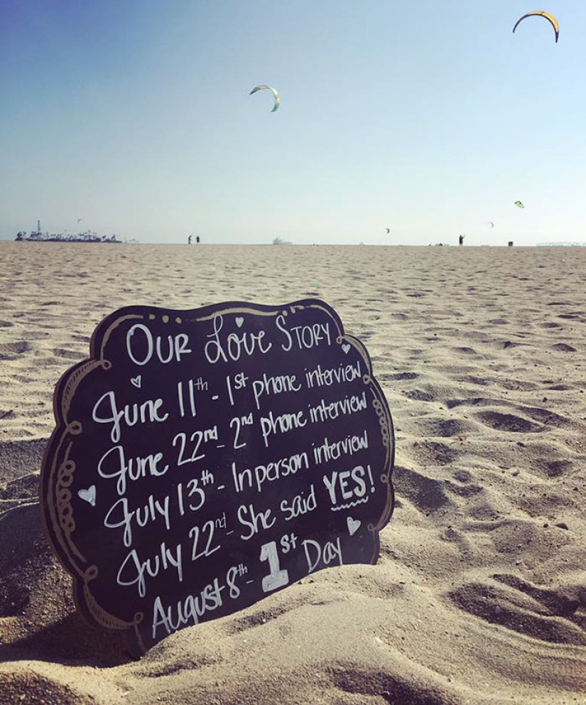 La niña hizo una sesión de fotos de compromiso con su oferta de un nuevo trabajo La niña hizo una sesión de fotos de compromiso con su oferta de un nuevo trabajo