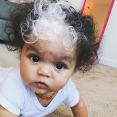 La niña nació con flequillo blanco, exactamente igual que su madre, abuela y bisabuela