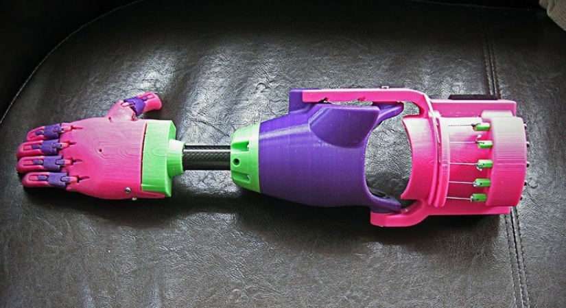 La niña recibió una prótesis 3D de un diseñador que tampoco tiene brazo La niña recibió una prótesis 3D de un diseñador que tampoco tiene brazo