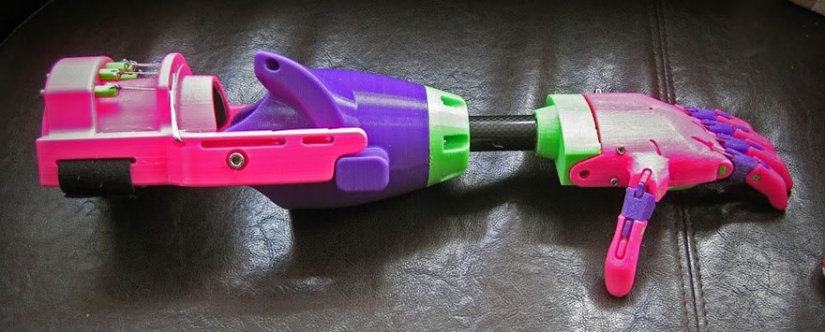 La niña recibió una prótesis 3D de un diseñador que tampoco tiene brazo La niña recibió una prótesis 3D de un diseñador que tampoco tiene brazo